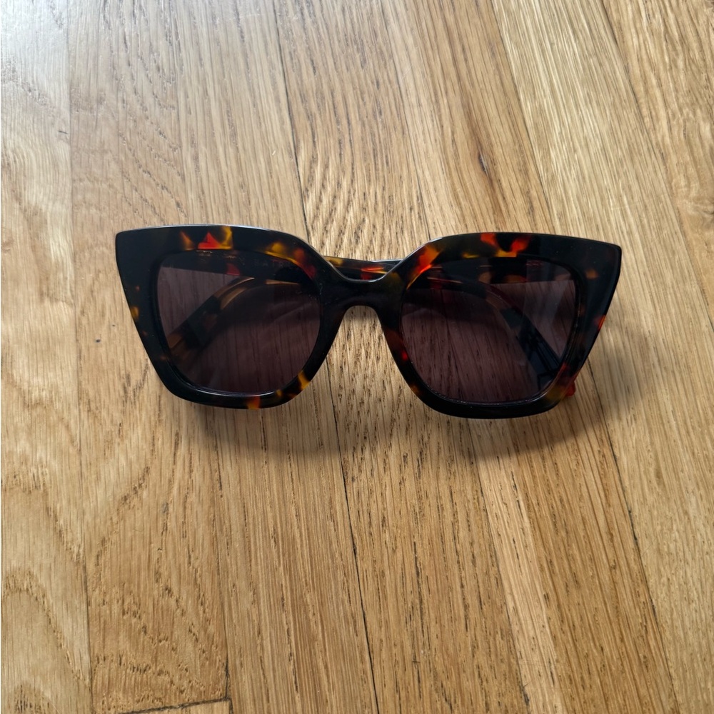 Elegant Tortoise Shell Sunglasses